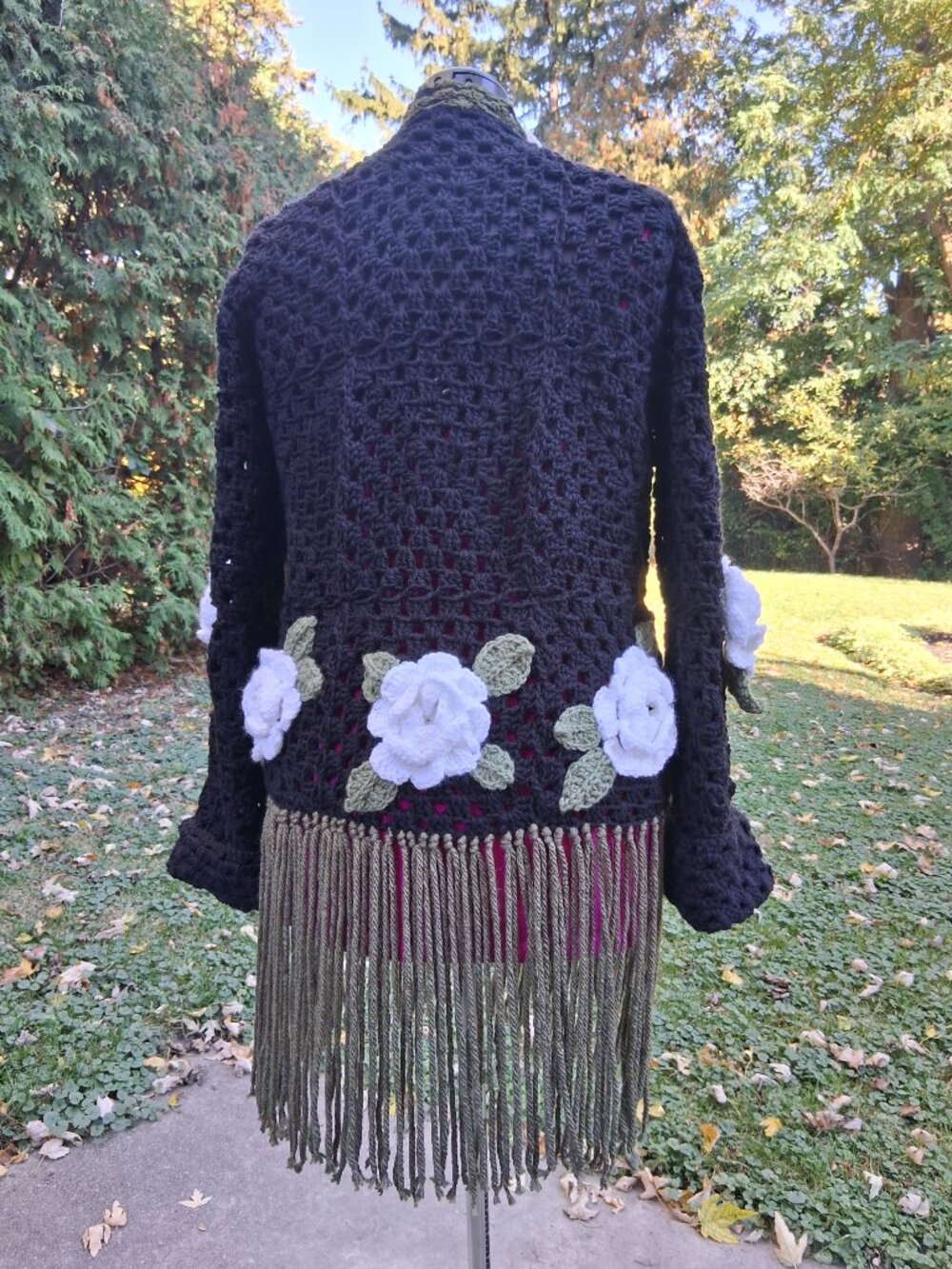 Black Granny Square Fringe with White Roses Sweater and Rose Wrap Necklace L.XL - Picture 8 of 12